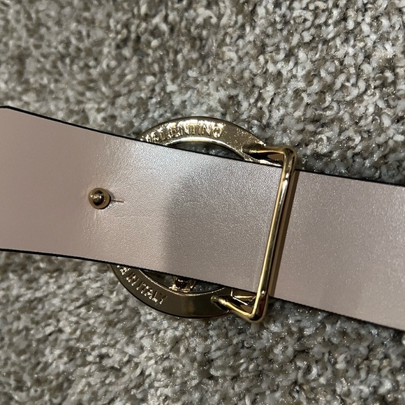 New Belt by Mario Valentino cream with gold logo size small - Picture 5 of 8